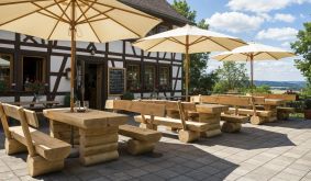 Baumstamm Sitzgarnitur – rustikale Lösung für stabile Sitzplätze im Garten, wetterfest, langlebig und aus massivem Fichtenholz.