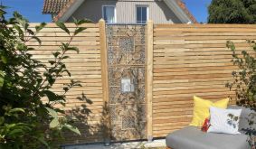 Das 8,5 x 60 x 60 cm Bienenhotel kann optisch stimmig in 180 cm Sichtschutzzäune aus Holz wie den Rhombuszaun oder Rhombus Sichtschutzzaun integriert werden