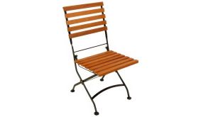 Der klappbare 45 x 57 x 85 cm Biergartenstuhl kombiniert Design mit Flexibilität. Er wird als 2er-Set geliefert