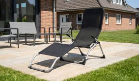 Deckchairs Textil Belfort Kippliege in Schwarz mit Textilgewebe und silbernem Stahlgestell auf Terrasse