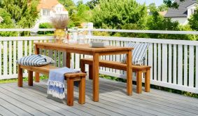 Festzeltgarnitur Traunstein aus braun lasiertem Holz mit Tisch und zwei Bänken auf einem Balkon