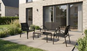 Gartengarnitur Metall Sithonia, schwarzes Lounge-Set mit Bank, zwei Sesseln und Glastisch vor dem Haus auf Terrasse