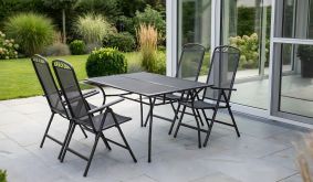 Gartenmöbel Set Metall Chania in Anthrazit mit rechteckigem Tisch und vier Klappsesseln auf Terrasse