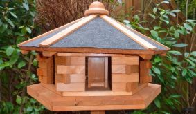 Holzvogelhaus "Pisek" aus imprägniertem Kiefernholz. Wahlweise mit oder ohne Ständer