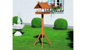 Unser Vogelhaus Holz "Eger" ist wahlweise mit oder ohne Ständer erhältlich. Farbe: Honigbraun