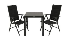 Balkongarnitur aus Aluminium mit 2 Klappstühlen und passendem Tisch vor weißem Hintergrund