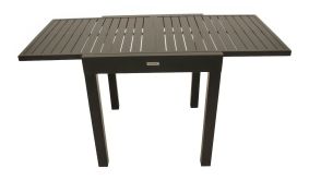 Mit seinen kompakten Maßen von 70 x 70 x 75 cm passt der auf 140 cm ausziehbare Outdoor Tisch perfekt auf kleine Balkone