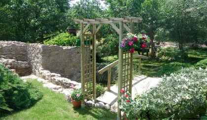 Die Durchgangsbreite der Holz Pergola mit seitlichen Rankgittern liegt bei ca. 114 cm