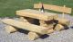 Der Baumstamm Tisch aus Fichtenholz mit einer Breite von ca. 170 cm bietet viel Platz für ein gemütliches Picknik im Freien