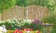 Vielfältiger Garten-Sichtschutzzaun: Zur Wahl stehen neun rahmenlose Zaunelemente aus Massivholz, die mit geradem und schrägem Abschluss sowie Hochbogen erhältlich sind