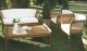 Das elegante Lounge Set Arendal aus hochwertigem Eukalyptushartholz inklusive Tisch, Bank und zwei Sesseln ist für den In- und Outdoorbereich geeignet.
