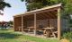 Bietet Schutz vor Sonne und Regen: Geräumige Picknickhütte aus Holz. Zur Ausstattung gehören robuste Bank-Tisch-Kombinationen