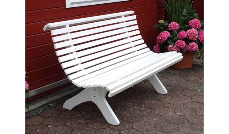 Mit der weißen 140 x 74 x 87 cm Gartenbank ierhalten Sie einen eleganten 2-Sitzer aus FSC-zertifiziertem und lackiertem Kiefernholz
