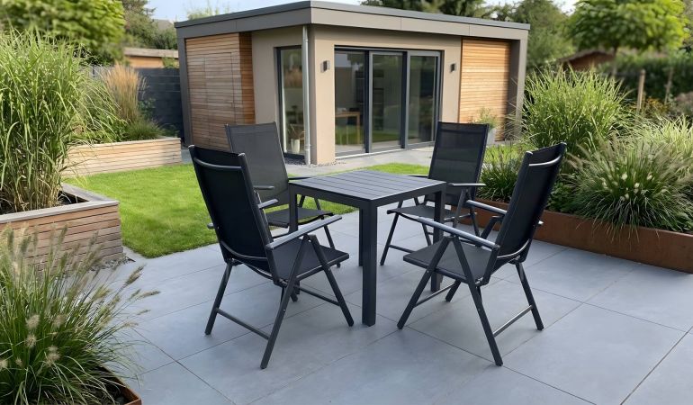 Camping Sitzgruppe Salerno mit 4 grauen Klappsesseln, schwarzer Textilbespannung und Tisch auf moderner Terrasse