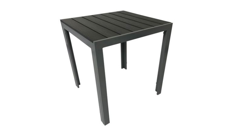 Die Tischplatte aus pflegeleichtem und wasserabweisendem Polywood besitzt eine Oberflächenstruktur wie echtes Holz