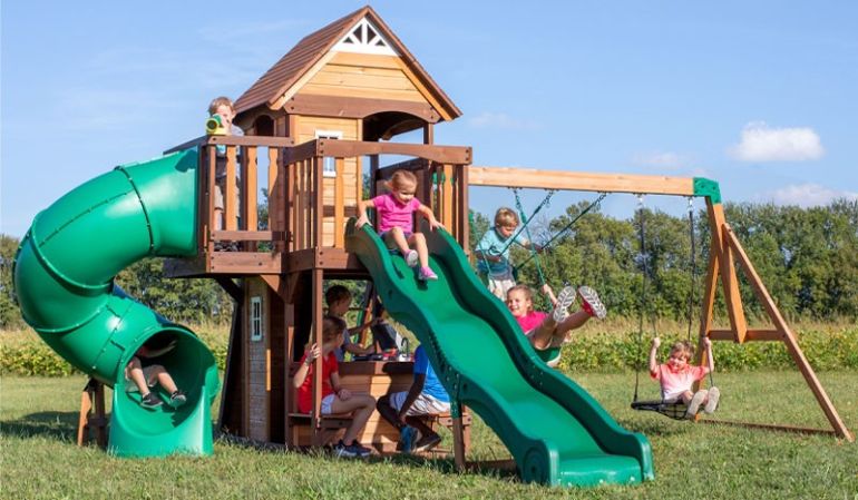 Der Kletterturm für Kleinkinder sorgt für Spiel, Spaß und Abenteuer im heimischen Garten