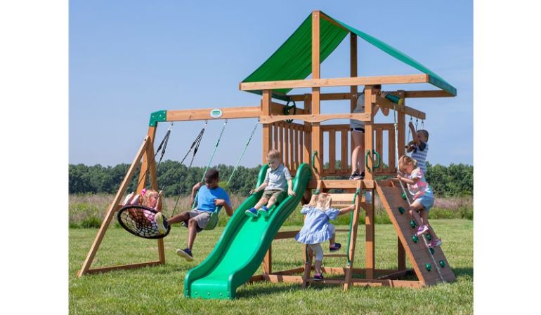 Der Spielturm für Kleinkinder Bastien hat eine Gesamtgröße von 410 x 380 x 300 cm und bietet Platz für bis zu 9 Kinder im Alter von 3 bis 10 Jahren