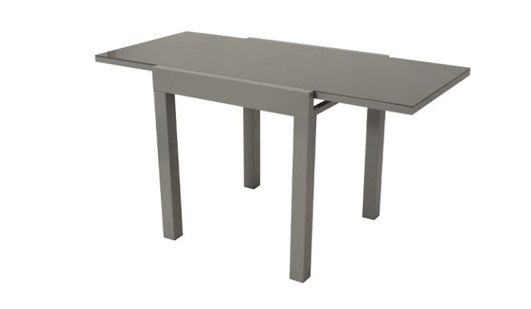 Das Gestell und der Rahmen des Ausziehtischs bestehen aus pulverbeschichtetem Aluminium, die rahmenlose Tischplatte aus Sicherheitsglas