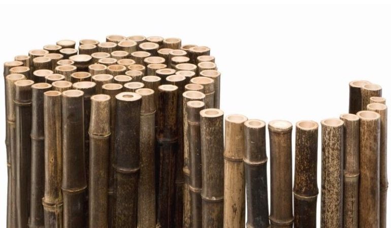Die einzelnen ca. 24 - 40 mm starken Bambusrohre der Bambusmatten werden von einem durchgehenden Draht zusammengehalten.