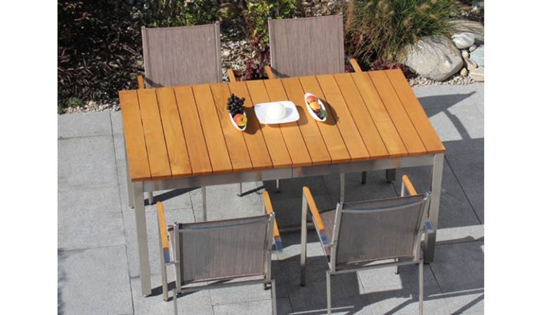Moderner Materialmix: Der Gartentisch kombiniert ein Alugestell in Edelstahloptik mit einer Tischplatte aus europäischem Robinienholz