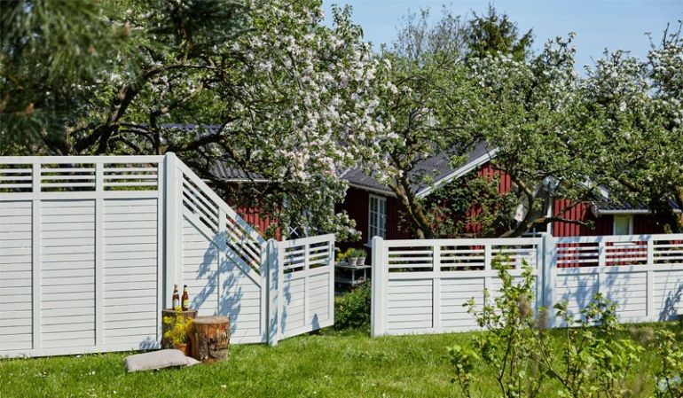 Der moderne, weiße "Decora" Zaun ist in zwölf verschiedenen Ausführungen erhältlich und bietet somit eine große Gestaltungsvielfalt für Ihren Outdoorbereich. 