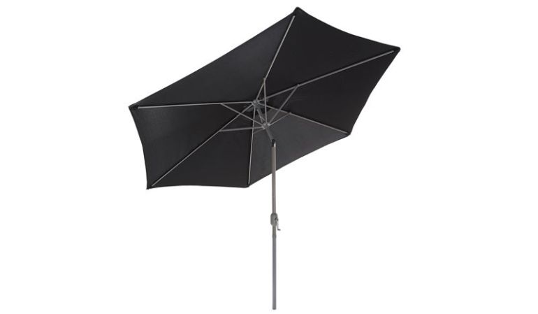 Der eckige Schirm misst 270 x 245 cm. Dank Lichtschutzfaktor 50+ wird ein hoher Schutz vor UV-Strahlen gewährt