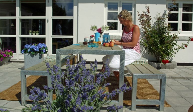 Das Gartenmöbel-Set Planken besteht aus einem 186 x 77 x 72 cm Gartentisch und zwei 176 x 38 x 44 cm Sitzbänken 