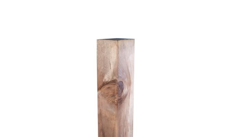 Der sägeraue 9 x 9 cm Holzpfosten aus braun druckimprägnierter Kiefer in 110 / 210 cm mit geradem Kopf ist für Bohlen- und Naturzäune optimal