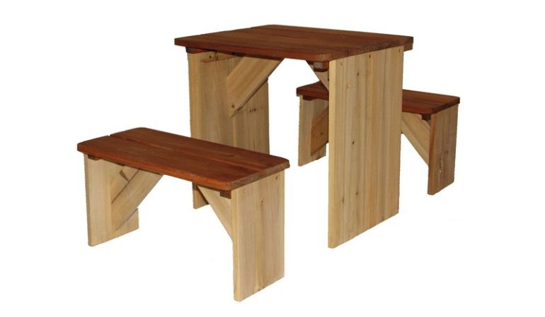 Die Kinder Sitzgarnitur "Karo" eignet sich perfekt für ein kleines Picknick im Garten oder in Ihrem Spielhaus. Maße: 46 x 81 x 46cm; 100% FSC Holz