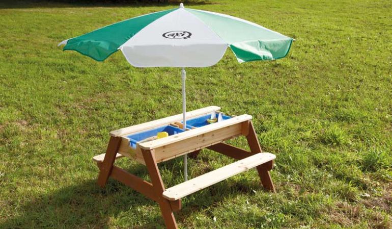 Die Kinderspielbank zum Spielen mit Sand und Wasser wird in handumdrehen zum Picknicktisch inkl. Sonnenschirm, TÜV-geprüft, 100% FSC-Holz, 90 x 80 x 56cm