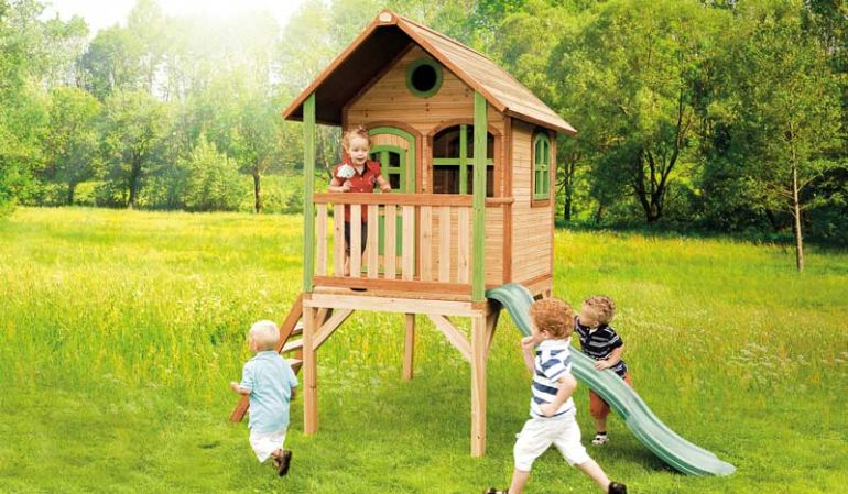 Kinderspielhaus "Anika" mit Treppe und Rutsche, TÜV-geprüft, im Format von 172 x 315 x 270 cm aus FSC Holz-ist der perfekte Gartenspielplatz für die Kleinen.