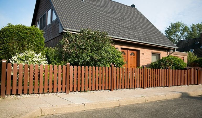 Wetterfester und pflegeleichter Gartenzaun aus acrylbeschichtetem Vollkunststoff in Braun (RAL 8016) mit 10 Jahre Garantie