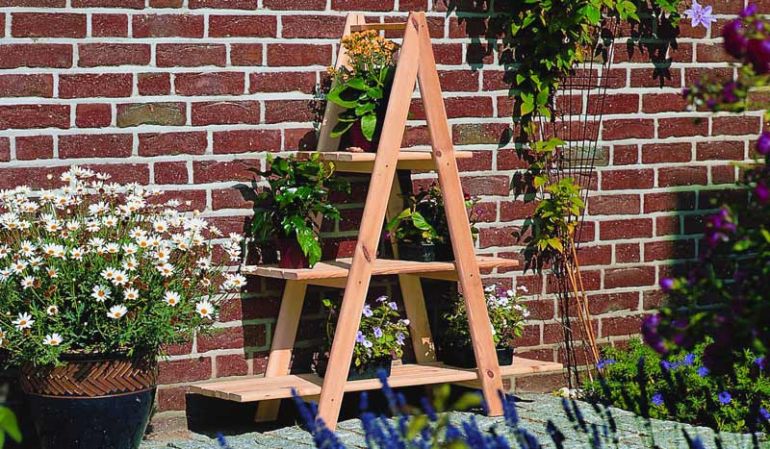 Unser Leiterregal verfügt über drei Etagen und bietet dadruch genügend Platz für Ihre Pflanzen und Blumen, 101 x 31 x 112 cm