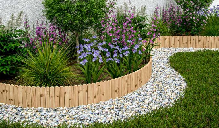 Ideal als Einfassung und Umrandung: Die Rasenkante Holz für Beete, Wege und Zäune gibt's in 20 und 30 cm Höhe