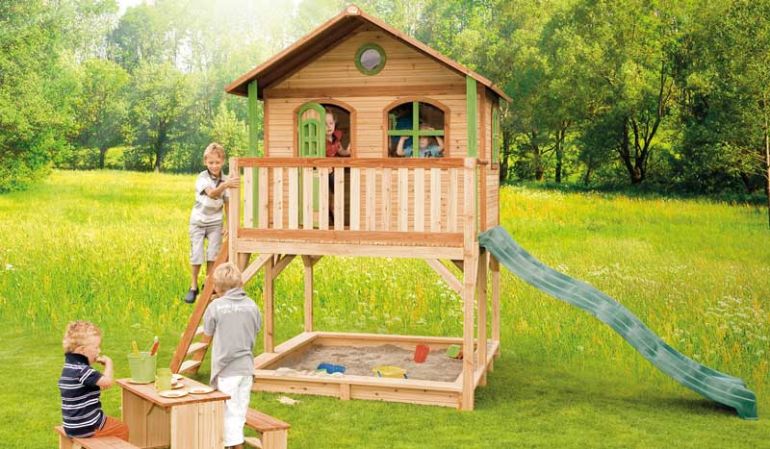 Aus hochwertigem Zedernholz: Beim Kinderhaus mit Sandkasten, Rutsche und Veranda ist für TÜV-geprüften Spielspaß gesorgt 