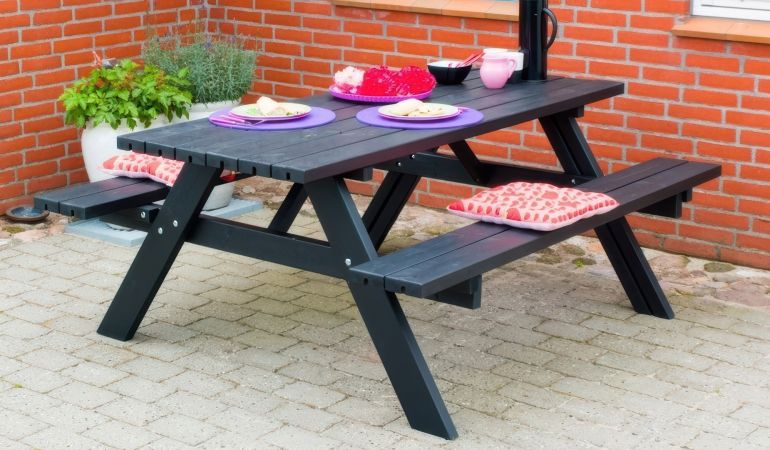 Der Picknicktisch ist in 2 Ausführungen erhältlich und hat 6 Sitzplätze. Gestaltet wurde er im US-Stil mit klappbaren Sitzflächen