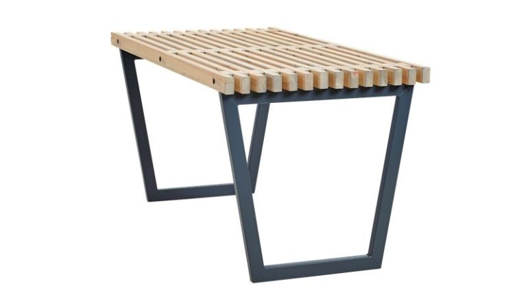 Rustikaler 138 x 76,5 x 72 cm Gartentisch aus Nadelholz und Stahl des dänischen Designers Ulrik Voss. Der Tisch kann mit einer Glasplatte versehen werden