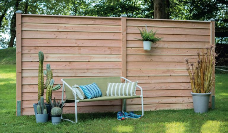 Der blickdichte Steckzaun Holz ist optimal für alle, die sich Privatsphäre im Garten wünschen

