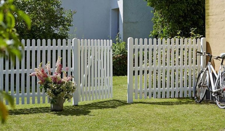 Die Gartenzäune sind mit einem Holzschutzmittel auf Wasserbasis vorbehandelt sowie zweimal farbgrundiert in Weiß