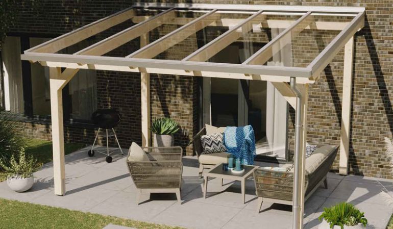 in 9 Größen erhältlich: Holzüberdachung Terrasse mit Unterkonstruktion aus Leimholz, Eindeckung aus 8,2 mm VSG-Glas und Dachrinnenset