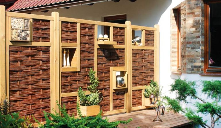 Der Weidensichtschutz – ein Zaunsystem aus natürlichen Materialien, mit dem Sie die Terrasse nach Ihren Bedürfnissen gestalten können. Ein echtes Highlight für den Outdoorbereich!