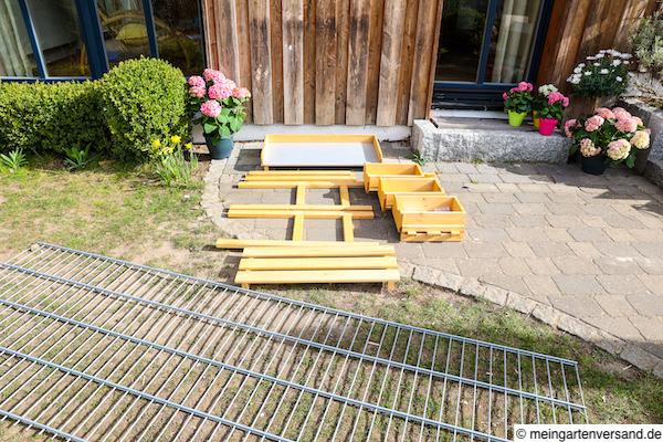 Gittermatte und Pflanztisch liegen zur Montage bereit