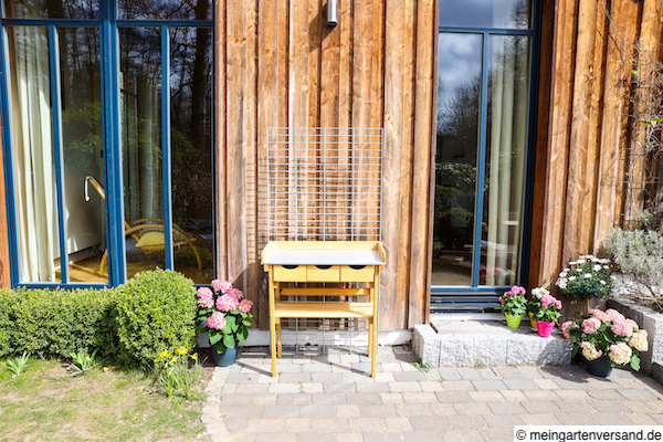 Pflanztisch auf Terrasse mit angelehnter Doppelstabmatte