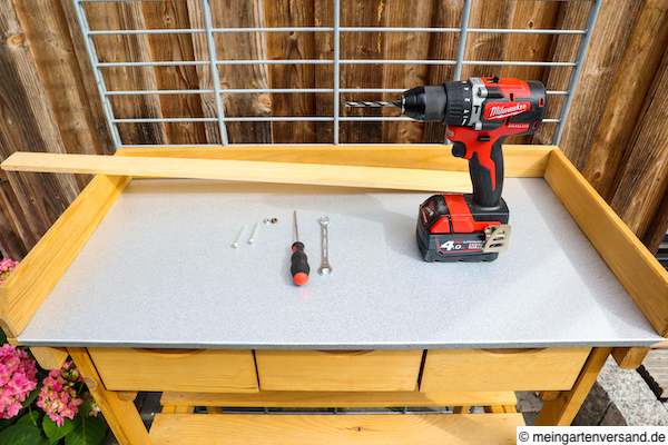 Werkzeug und Zubehör, um die Gittermatte am Tisch zu befestigen