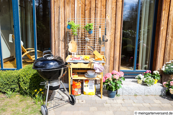 Umfunktionierter Pflanztisch als BBQ-Beistelltisch