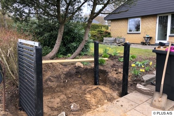 Zwei 83 x 140 cm Elemente dienen als Seitenwände