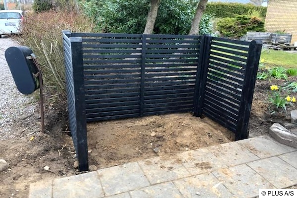 Die Fixierung der Elemente am Pfosten erfolgt mit L-Winkeln