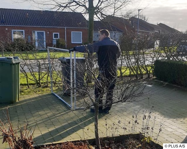 Die 30 x 30 mm U-Leisten bilden die Rahmen