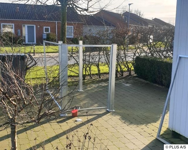 Die Rahmen werden mit den Pfosten verschraubt